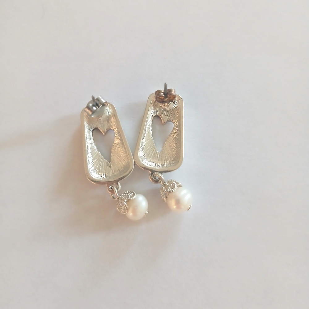 Elegant Silver Heart Earrings with Pearl Accents Brighton Jewlery - Picture 4 of 4